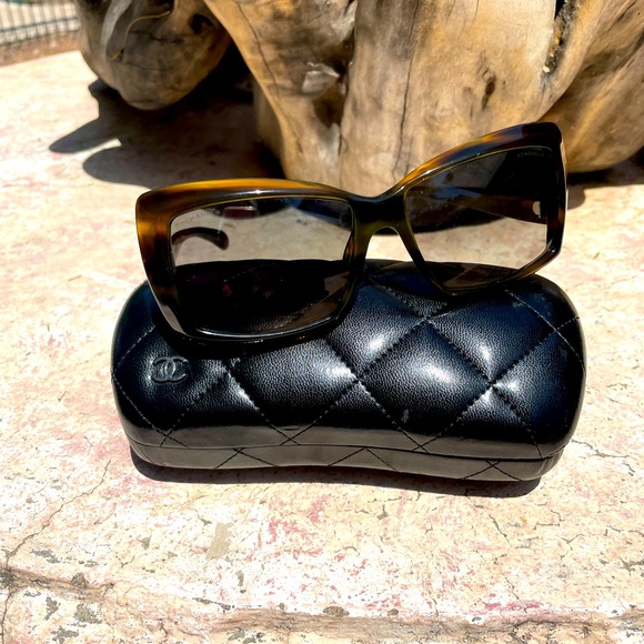 Chanel butterfly sunglasses - Picture 1 of 13